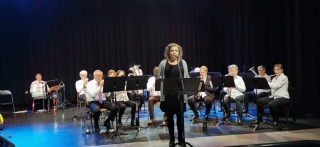 Lærdal musikklag og dirigent Suzan Erens
